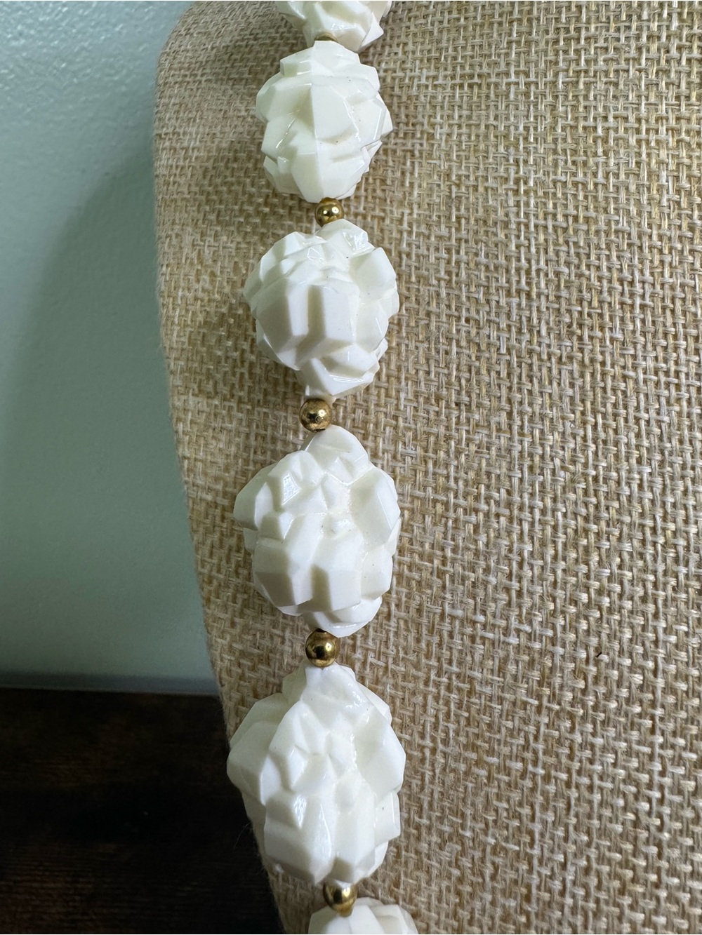 Vintage Cream Bead Necklace with Gold Accents - Rocks, Deco, Iconic - Picture 3 of 9